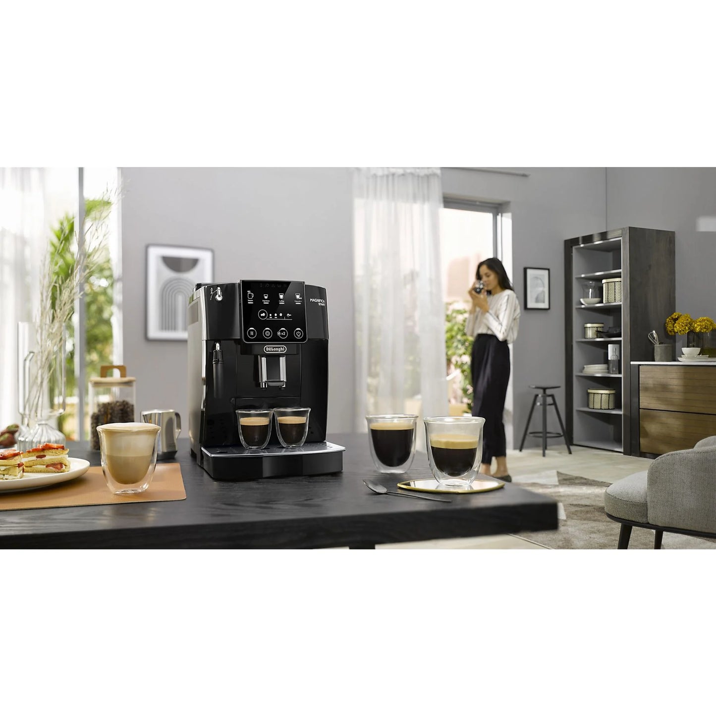 De'Longhi Magnifica Start ECAM220.21.BG superautomática con molinillo, vaporizador y diseño negro elegante.