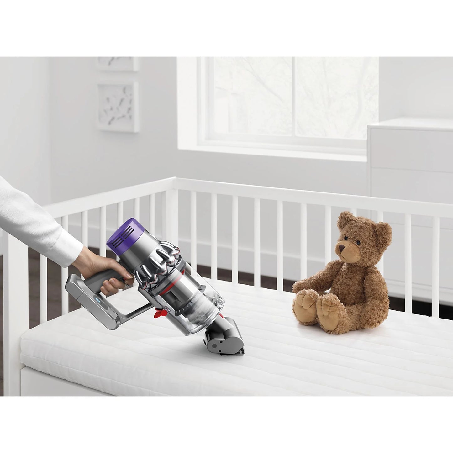 Dyson Cyclone V10 Absolute cordless vacuum cleaner with 150 AW suction power, showcasing sleek design and cyclonic technology.