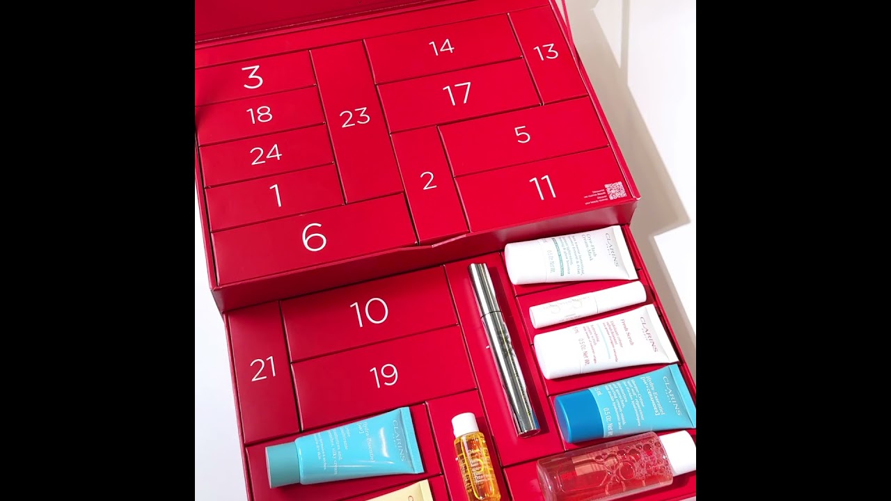 Calendario de Adviento CLARINS con 24 sorpresas de tratamientos faciales, corporales y maquillaje en diseño ecológico.