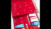 Calendario de Adviento CLARINS con 24 sorpresas de tratamientos faciales, corporales y maquillaje en diseño ecológico.
