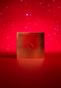 Calendario de Adviento M·A·C con 24 sorpresas de maquillaje, incluye productos full size y mini en una bonita decoración.