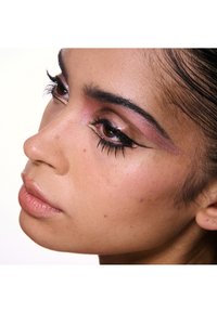 Calendario de Adviento M·A·C con 24 sorpresas, incluye productos de maquillaje de tamaño completo y mini.