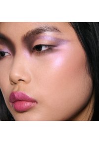 Calendario de Adviento M·A·C con 24 sorpresas, incluye productos de maquillaje en tamaño completo y mini.