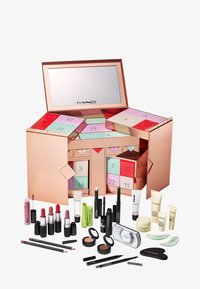 Calendario de Adviento M·A·C con 24 sorpresas, incluye productos de maquillaje en tamaño completo y miniaturas.