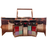 Calendario de Adviento M·A·C MISTERIO MUST HAVES 2025 en color rojo, con 24 puertas y diseño reutilizable.