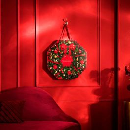 Calendario de Adviento RITUALS con 24 piezas, diseño de guirnalda y productos de cuidado corporal.