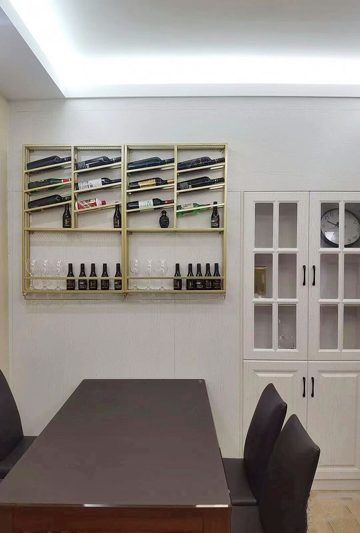 Estante industrial de pared negro para vino, metálico, con capacidad para 6 botellas y 2 estantes decorativos.