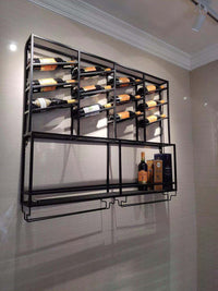 Estante industrial de pared negro para vino, metálico, con capacidad para 6 botellas y 2 estantes decorativos.