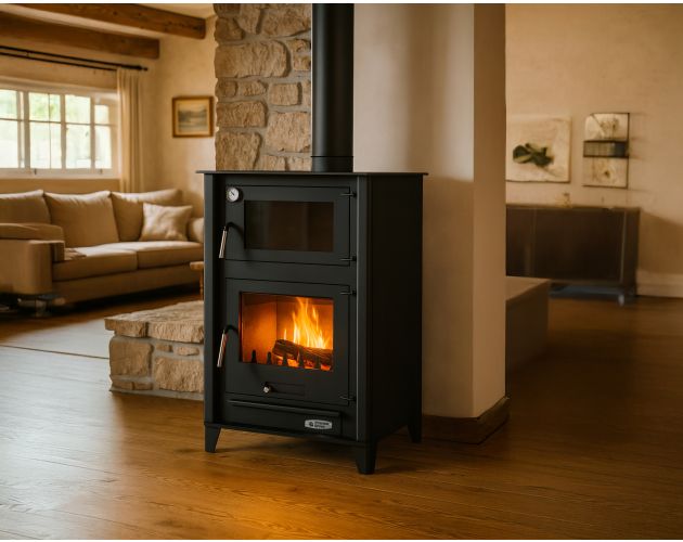 Estufa de leña Prensa Stove ETNA 13 kW de acero de 4 mm con horno, diseño EcoDesign 2022, vista frontal.