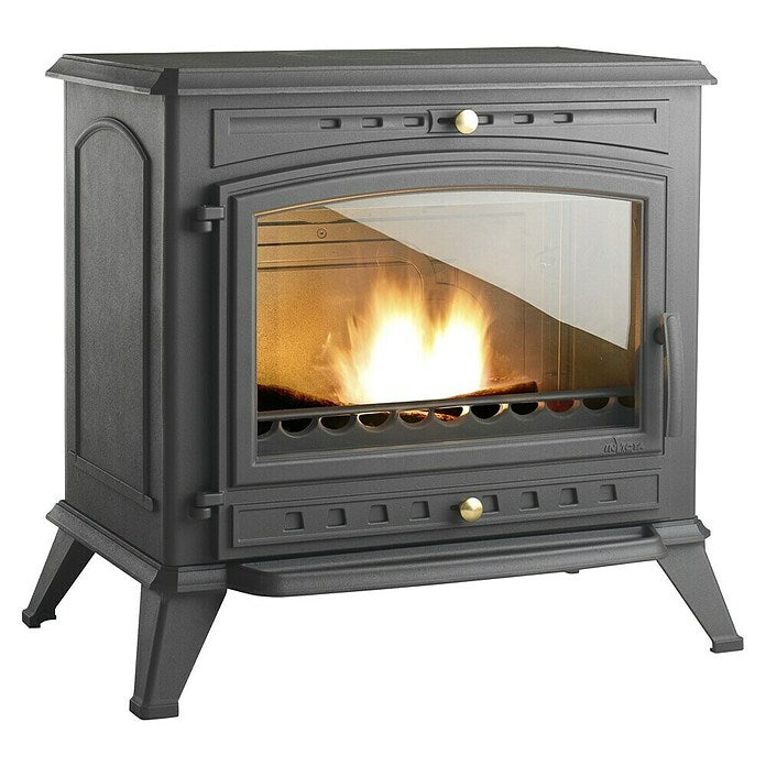 Estufa de leña Invicta Alma de 12 kW, con diseño EcoDesign y sistema de post-combustión en un entorno acogedor.