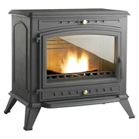 Estufa de leña Invicta Alma de 12 kW, con diseño EcoDesign y sistema de post-combustión en un entorno acogedor.