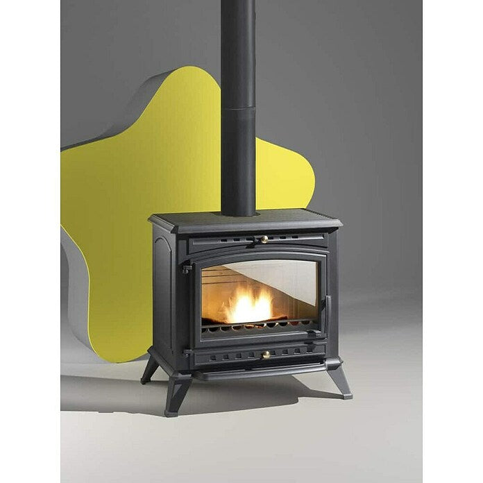 Estufa de leña Invicta Alma de 12 kW con diseño EcoDesign y sistema de post-combustión en un entorno cálido.