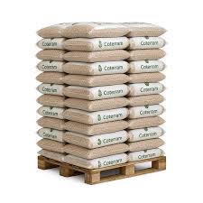 Palet de Pellet COTERRAM con 100 sacos de 15 kg, mostrando el empaque y la presentación del producto.