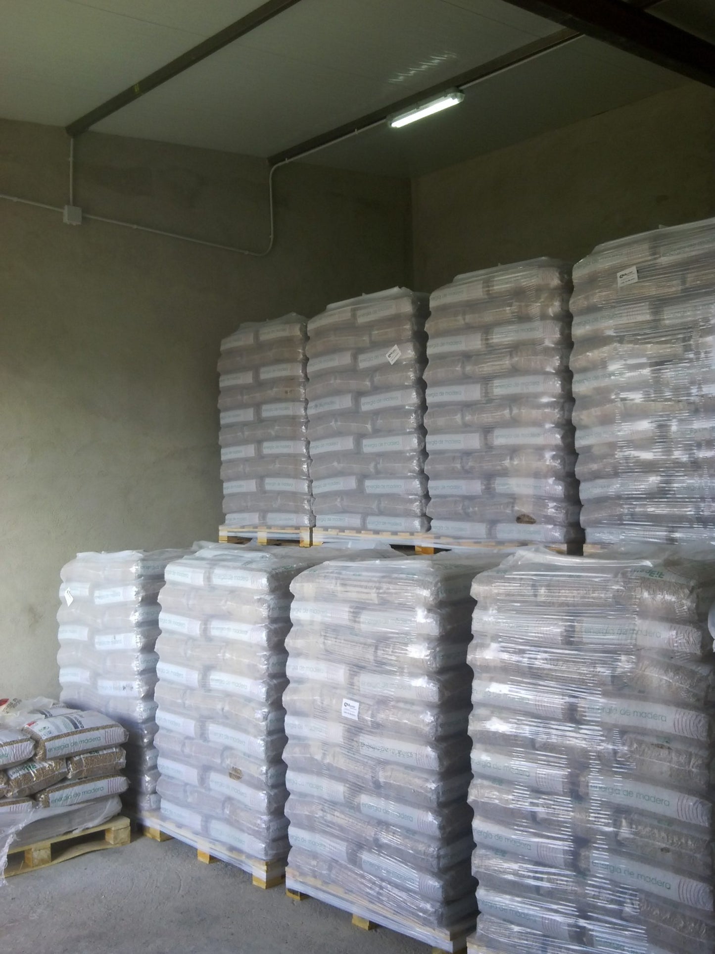 Palet de Pellet CYL con 100 sacos de 15 kg, certificado Din Plus y bajo en cenizas, en un entorno de almacenamiento.