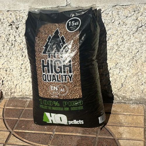 Palet de Pellet HQ PELLET con 70 sacos de 15 kg de pino descortezado, certificado EnPlus A1.