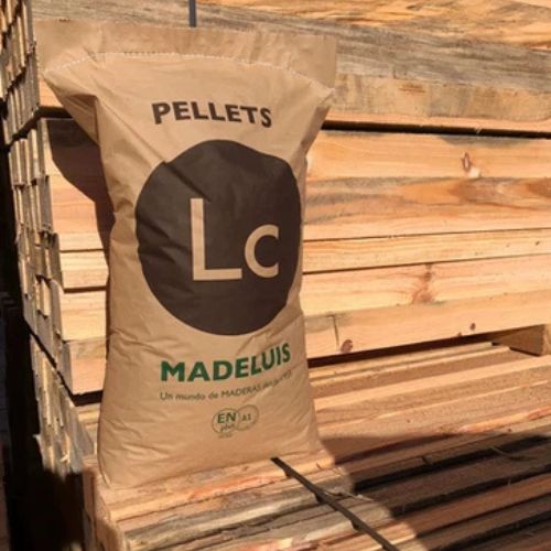 Palet de Pellet MADELUIS with 65 sacks, featuring EN-PLUS A1 certification for quality wood pellets.