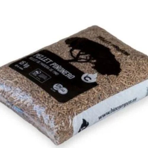 Palet de Pellet PIÑONERO with 42 bags, 15 kg each, featuring DIN ENplus A1 and PEFC certification.